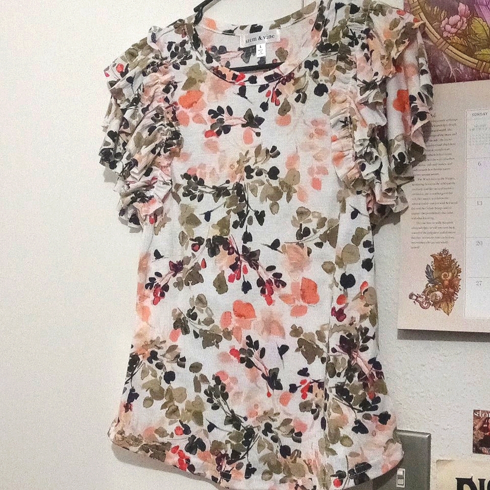 Floral top with ruffled sleeves